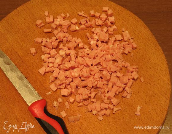 Нарезаем ветчину. Количество мясного можно увеличить для питательности блюда.