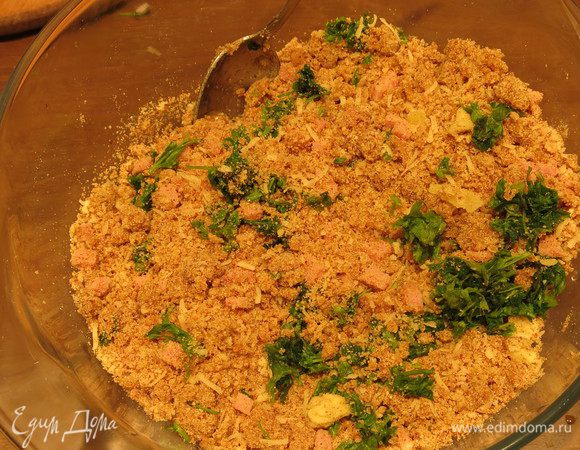 Кладем в массу ветчину и зелень петрушки, специи, масло.