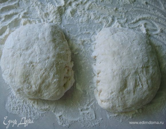 Разделить тесто на две части.