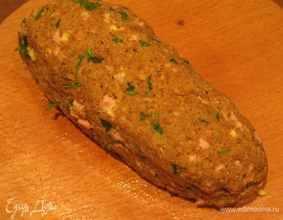 Формируем колбаску, при необходимости доливаем бульон.