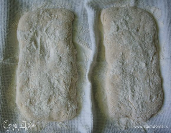 На противень расстелить вафельное полотенце и густо присыпать его мукой. Аккуратно растянуть тесто в прямоугольники и уложить на полотенце, сверху накрыть другим полотенцем и оставить при комнатной температуре на 1 час.