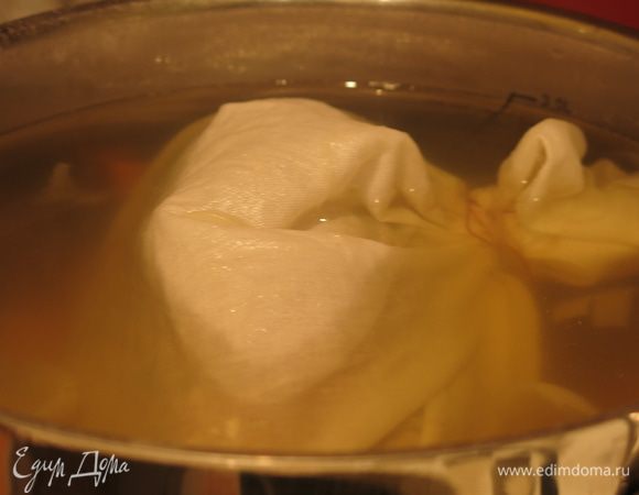 Помещаем колобок в бульон, варим на слабом огне под крышкой 1,5 часа.