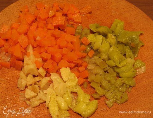 Нарезаем отварные овощи.