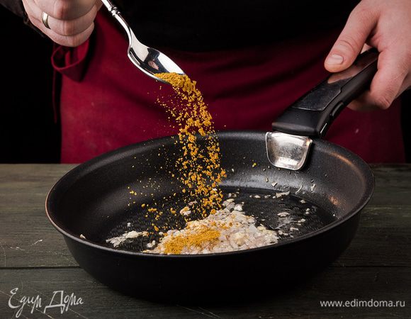 Креветки предварительно разморозить. Шалот и чеснок почистить и мелко порубить. Разогреть в сковороде растительное масло и обжарить лук с чесноком.
