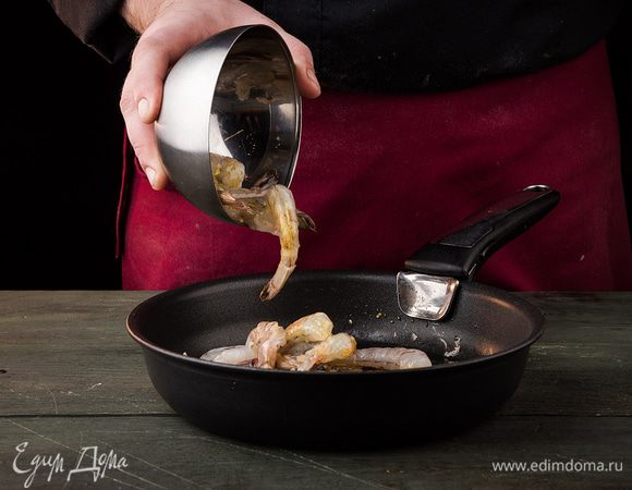 Добавить карри, перемешать, затем выложить в сковороду креветки, еще раз все перемешать и обжарить. 