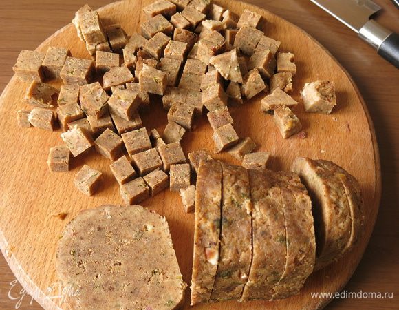 Нарезаем колобок кубиками по 1,5 см.