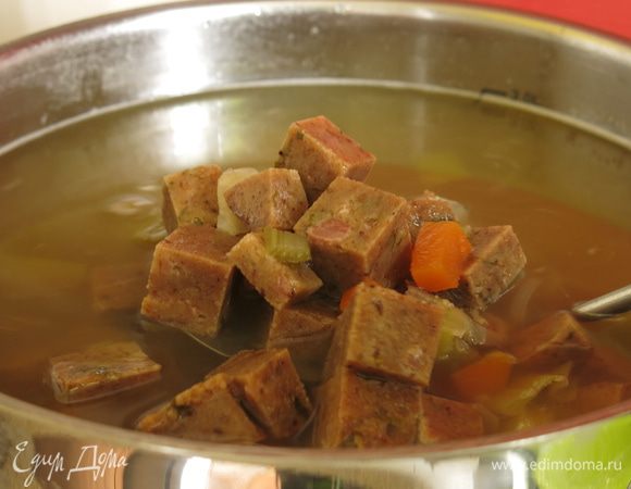 Разогреваем кубики в бульоне. Я попробовала тесто до разогрева, оно показалось суховатое и диетическое, подумала, что мало положила ветчины, хотя и руководствовалась рецептом. Но после разогревания в бульоне, кубики насытились вкусами, ветчина стала ощущаться. Так что можно и изменить пропорции начинки, а можно оставить исходный вариант, блюдо получается довольно сытным. Приятного аппетита!