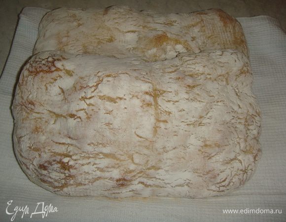 Готовую чиабатту остудить минут 15. Корочка получилась хрустящей, а мякиш упругий и пористый.  Чиабатта не надолго задержалась у нас, пришлось еще раз поставить тесто, чтобы насладиться ее превосходным вкусом)))