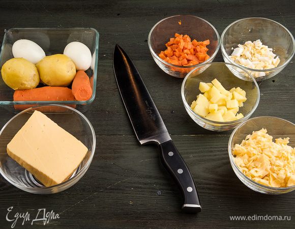 Картофель, морковь и яйца отварить и нарезать кубиками. Сыр натереть на мелкой терке.
