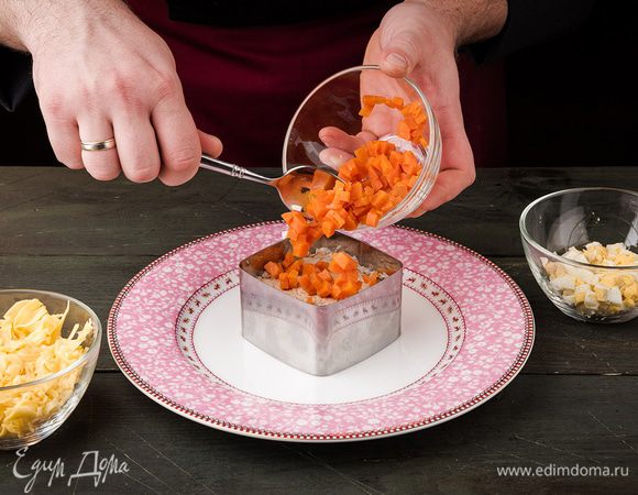 Выложить печень трески, морковь.