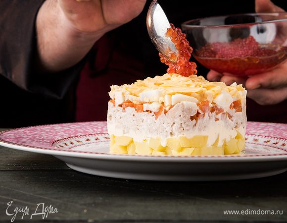 Выложить яйца и сыр. Верхний слой выложить красной икрой.