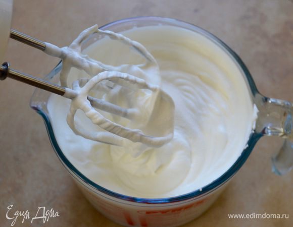 Теперь взбить охлажденные сливки, но не до состояния «пиков», то есть, не очень сильно. 