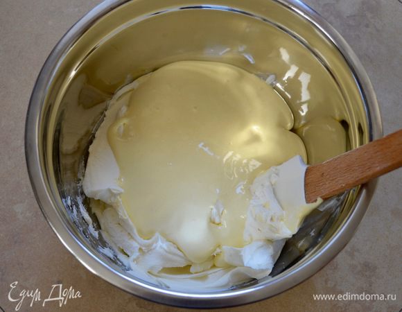 Отдельно в миске размягчить лопаткой (или деревянной ложкой) маскарпоне и осторожно, плавными движениями смешать его со взбитыми желтками. 