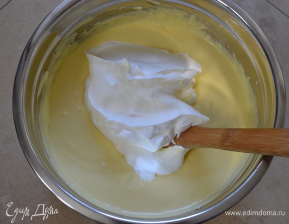 В конце добавьте сливки и перемешайте до получения гладкого воздушного крема.