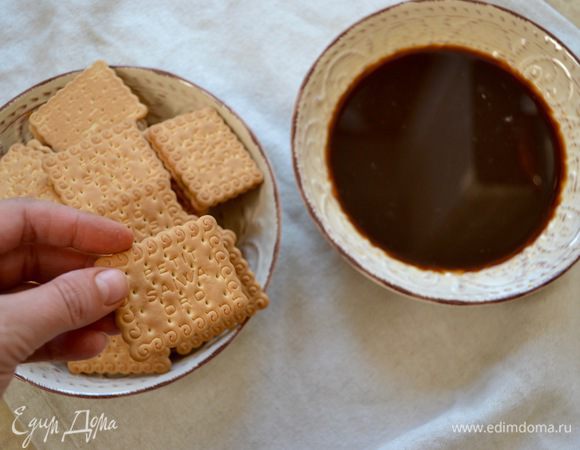Отдельно заранее сварить кофе. Я использую гейзерную машинку мокка. Перелить кофе в глубокую миску и дать полностью остыть! Кстати, в кофе добавляют и сахар, и сахарный сироп, и ликер типа коньяк, ром, кофейный ликер, но я ограничиваюсь только кофе! Смотрите по своему вкусу.