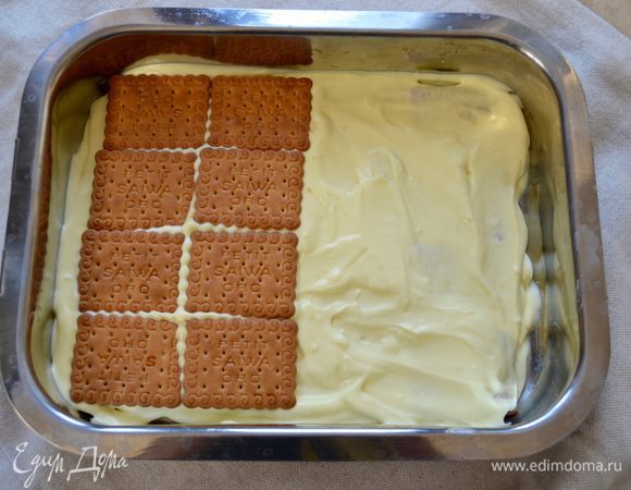 Теперь взять форму с бортиками желаемого размера и выкладывать слоями: смоченное в кофе печенье, крем, печенье, крем. Если используете савоярди, то как минимум делайте 2 слоя печенья, мне нравится десерт повыше, поэтому я делаю 4 слоя. В готовом виде десерт прекрасно держит свою форму! 