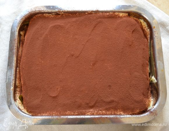 Готовый тирамису убрать в холодильник минимум на 4 часа (лучше всего на всю ночь). Непосредственно перед подачей посыпать верх десерта обильно какао! 