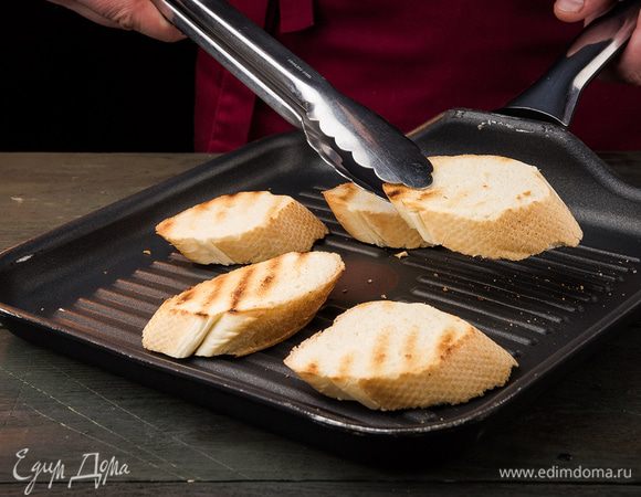 Багет нарезать ломтиками и поджарить.
