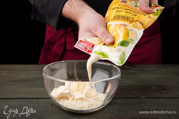Твердый сыр натереть на терке, добавить майонез С лимонным соком ТМ «Слобода», плавленый сыр.