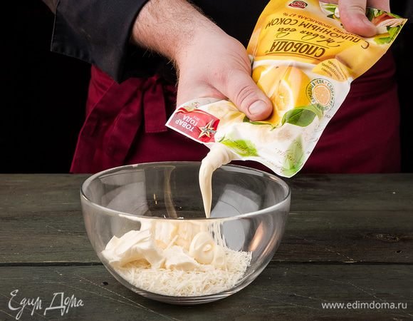 Твердый сыр натереть на терке, добавить майонез С лимонным соком ТМ «Слобода», плавленый сыр.