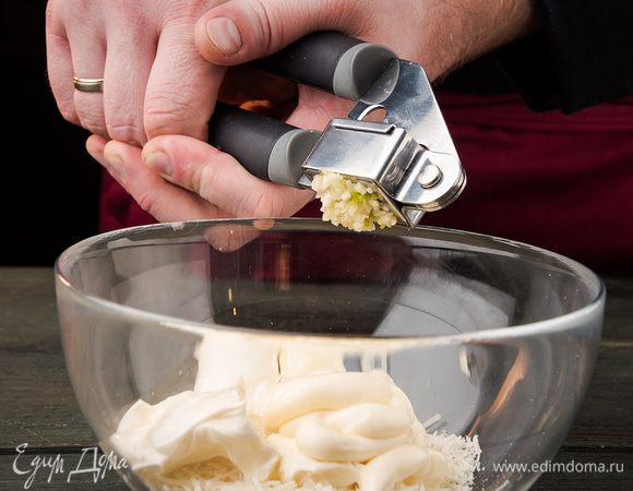 Чеснок измельчить через пресс.