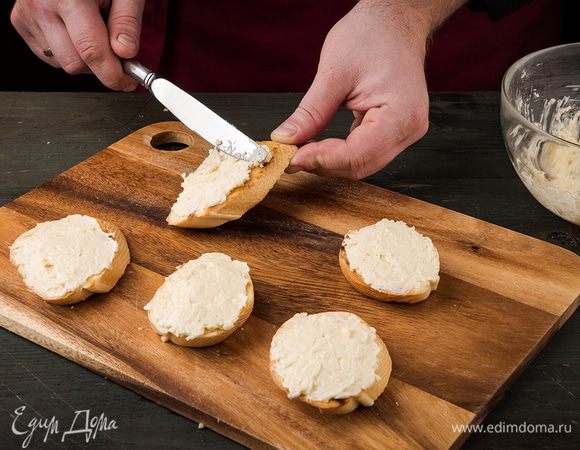 Все смешать. Смазать массой кусочки багета.