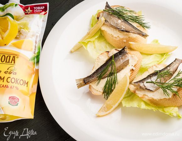 На сервировочное блюдо выложить листья салата, на каждый лист — бутерброд, а сверху — веточку укропа.