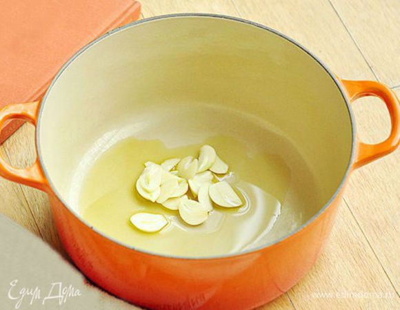 Нагреть в кастрюле оливковое масло. Добавить чеснок и обжарить в течение 2-х минут на медленном огне.