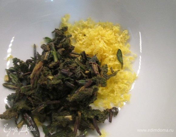 Снимаем с лимона цедру, измельчаем тимьян, розмарин, шалфей. Убираем в морозильную камеру кусочки грудинки на 15 минут.