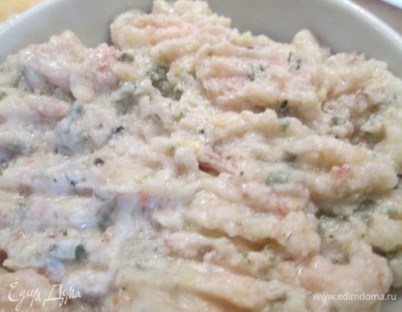 Вынутую из холодильника грудинку вместе с травами и цедрой взбиваем в блендере. Добавляем сок лимона, сахар, перец и тщательно перемешиваем.