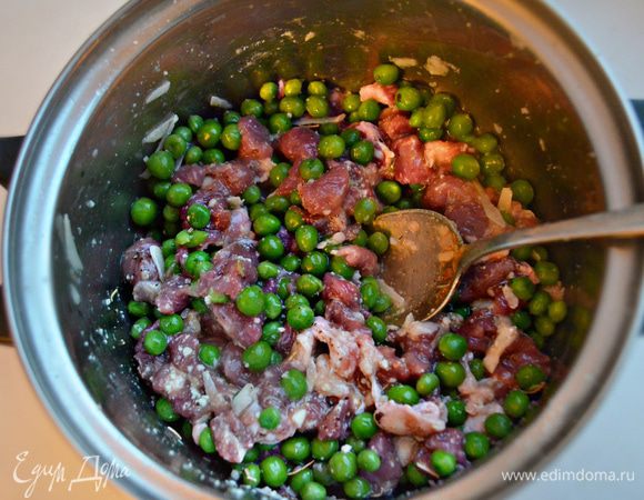 Посолите начинку, приправьте перцем и тщательно перемешайте все ингредиенты.