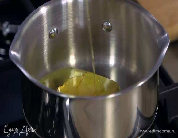 Сливочное масло поместить в кастрюлю, влить сахарный сироп и растопить все на медленном огне.