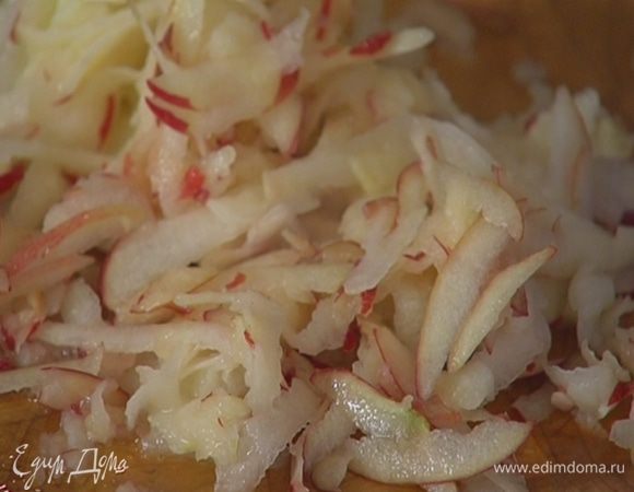 Яблоко натереть на крупной терке и выложить в глубокую посуду.