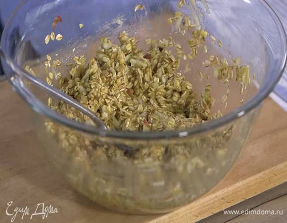 Всыпать овсяные хлопья, добавить очищенный банан, размять его вилкой и все перемешать.