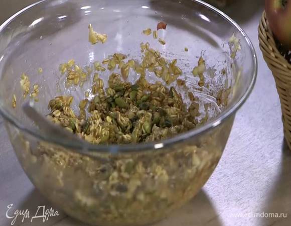 Влить растопленное масло с сиропом, добавить семечки, корицу, имбирь, мускатный орех, соль и все перемешать.