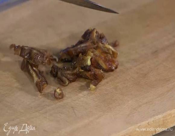 Финики нарезать маленькими кусочками, добавить в овсяную массу и вымешать так, чтобы не осталось комочков.