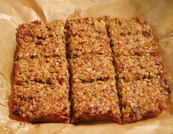 Готовый корж нарезать квадратиками-батончиками.