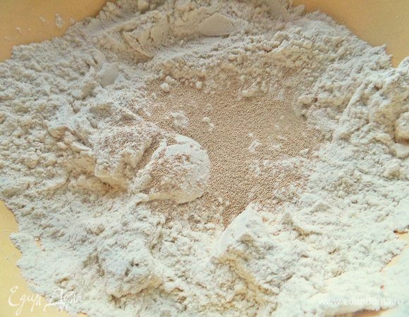 Дрожжи соединить с мукой.