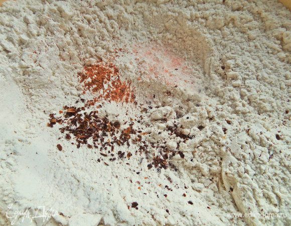 Добавить гвоздику и мускатный орех для аромата, а также соль в муку.