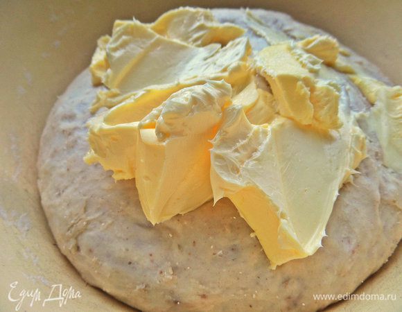 Очень мягкое масло вводим в тесто. Для этого мне пришлось обмакнуть руку пару раз в муку, в рецептуре это количество муки не учитывалось.