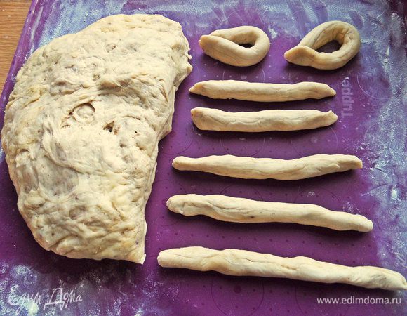 От теста отщипываем кусочки и катаем из них жгутики потоньше.