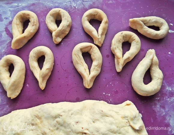 Далее соединяем концы жгутиков и сильно прижимаем. В первой партии у меня некоторые разъединились. 