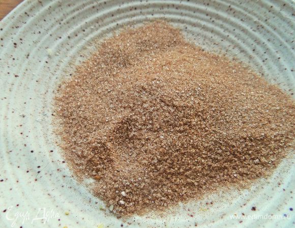 Обмакнуть каждое печенье в смесь корицы с сахаром или просто в сахар.