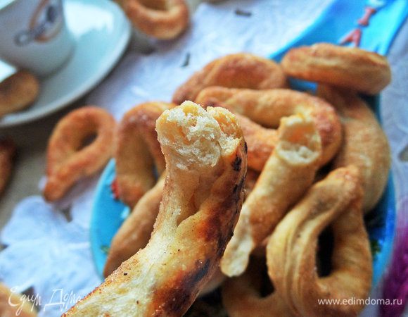 Разлом очень похож на наши баранки, но отличие все же есть, оно более сдобное.