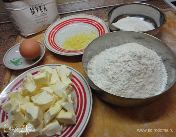 Натереть цедру половины лимона. Холодное масло нарезать кубиками.