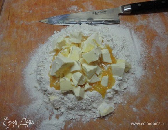 Сверху выложить кусочки масла и длинным ножом...