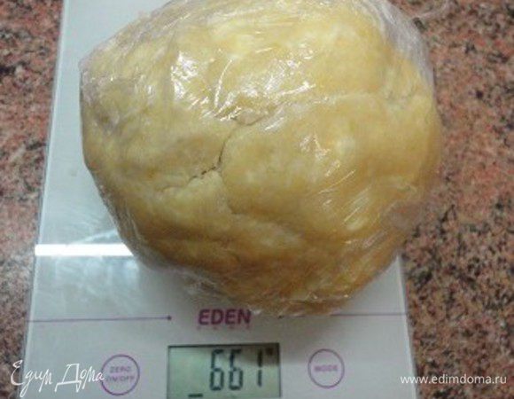 Как можно быстрее собираем все в тесто (долго месить не рекомендуется), оборачиваем пищевой пленкой и помещаем в холодильник на 1 час, а лучше на ночь (как я и сделала).