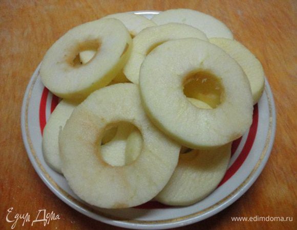 Яблоки очистить от кожицы, нарезать кружочками в полсантиметра и удалить сердцевину.