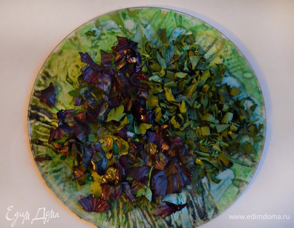 Вымойте зелень петрушки и базилик, обсушите и измельчите. Добавьте к начинке и перемешайте.