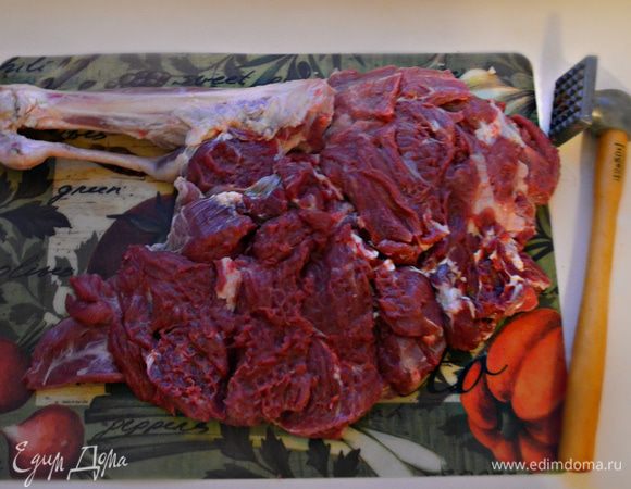 Баранью ногу откройте и отбейте молотком для мяса. Посолите и поперчите ножку с обеих сторон.